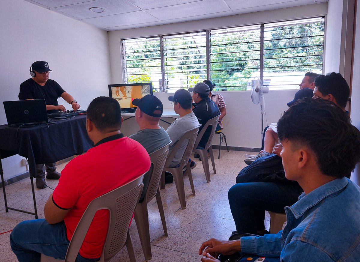 djps_es's tweet photo. 📣 Seminario con alumnos nivel intermedio 🎧🎶

Seguimos Formando Djs del Futuro 😎

Inscríbete en nuestro Curso de Dj Personalizado‼️

1a. C. Pte. y 61 Av. Norte # 202, local "A" Col. Escalón, San Salvador.
(Esquina opuesta del Colegio CEREN por el Hotel Novo y Farmacia Camila) https://t.co/PMO5VYIH8t