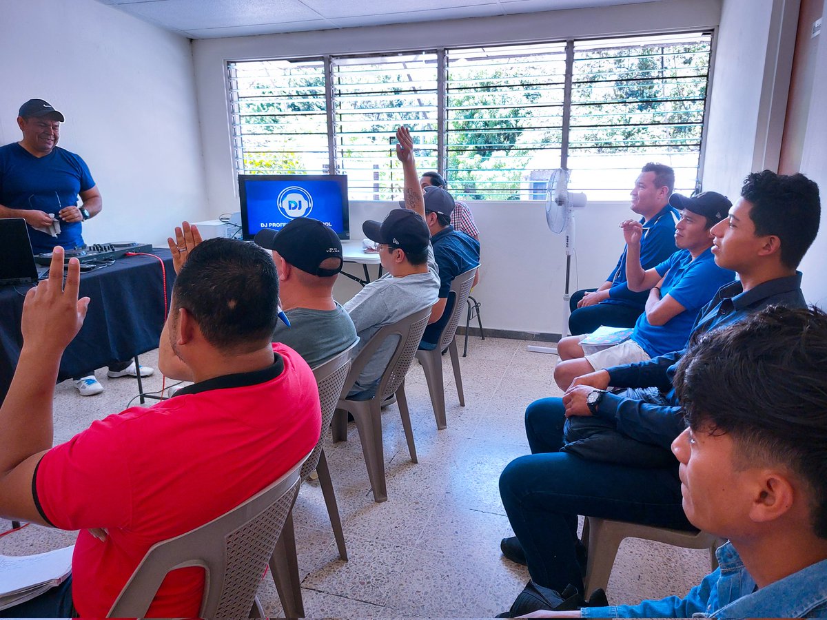 djps_es's tweet photo. 📣 Seminario con alumnos nivel intermedio 🎧🎶

Seguimos Formando Djs del Futuro 😎

Inscríbete en nuestro Curso de Dj Personalizado‼️

1a. C. Pte. y 61 Av. Norte # 202, local "A" Col. Escalón, San Salvador.
(Esquina opuesta del Colegio CEREN por el Hotel Novo y Farmacia Camila) https://t.co/PMO5VYIH8t