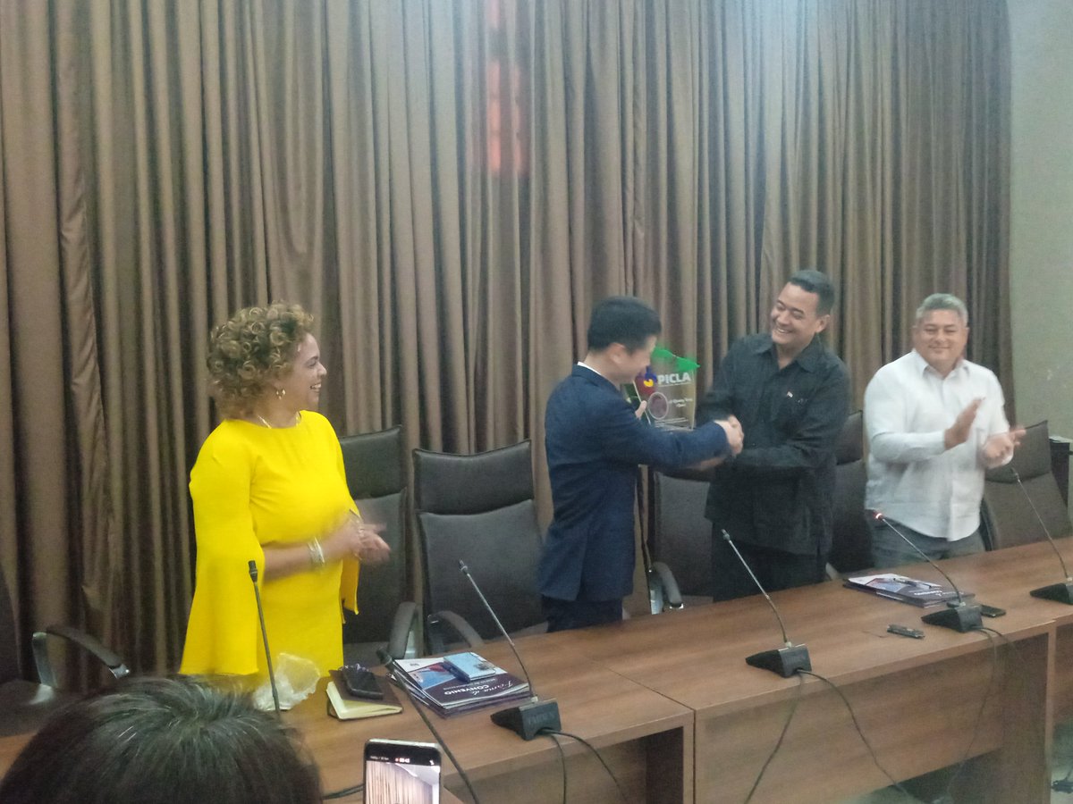 juanmendoza89's tweet photo. Proyecto Parque Industrial China-Latinoamérica (#PICLA) y @GobCamaguey firman convenio marco de colaboración. El gobernador @JorgeSutil2, resaltó las potencialidades para dinamizar la economía de la provincia.@cadenagramonte @MINCEX_CUBA https://t.co/BBhCfUYVGY