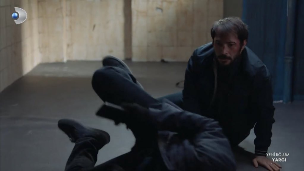 YargiUpdate's tweet photo. Osman also joined Eren's plan. The başkomiser set a trap for Rıdvan to escape and get into Osman's cab. 👀 #Yargı https://t.co/vLCkW7EOjv