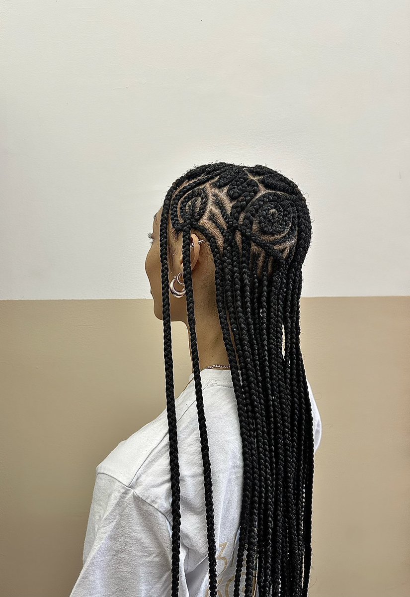 SlayedInBraids's tweet photo. It’s looking like a freestyle braided summer. 😎 https://t.co/nHQoODRssB