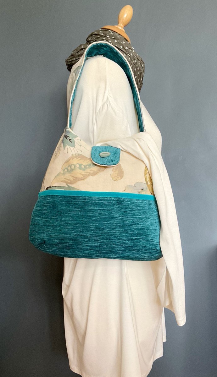 A corker of a Girly Bag here in a constant favourite of teal. Don’t miss out, as a one off once it’s gone, it’s gone #craftbizparty #MHHSBD buff.ly/2F1nKi1