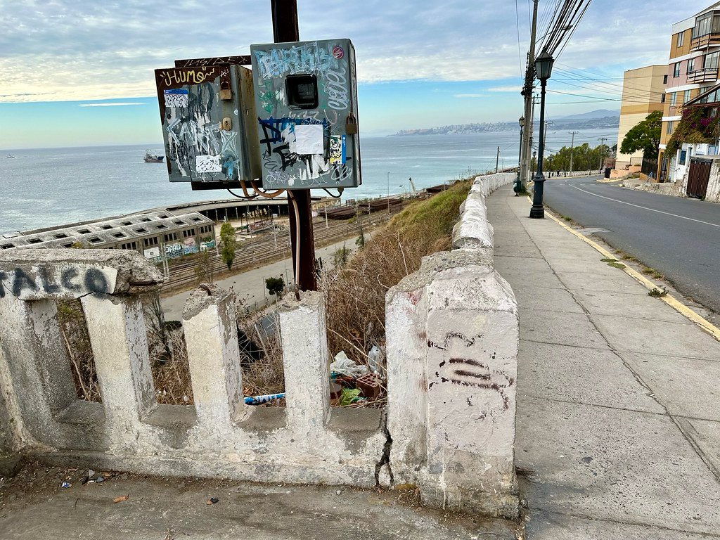 hernancastro_'s tweet photo. Baranda en mal estado en avenida Diego Portales en el cerro Barón de Valparaíso: ¿Cuánto tiempo habrá que esperar para que la reparen? 🤔 https://t.co/7khrGwPoXF #CuidemosValparaíso ❤️🚎 https://t.co/D9B0ph6bm7