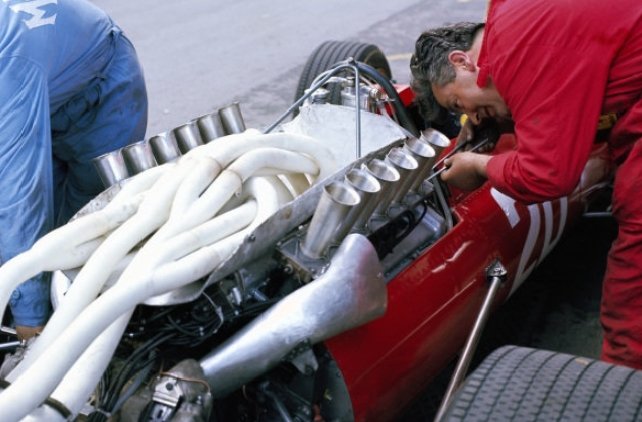 A mechanic works on Chris Amon's 🇳🇿 #Ferrari 312... What an awesome engine. #classiccars