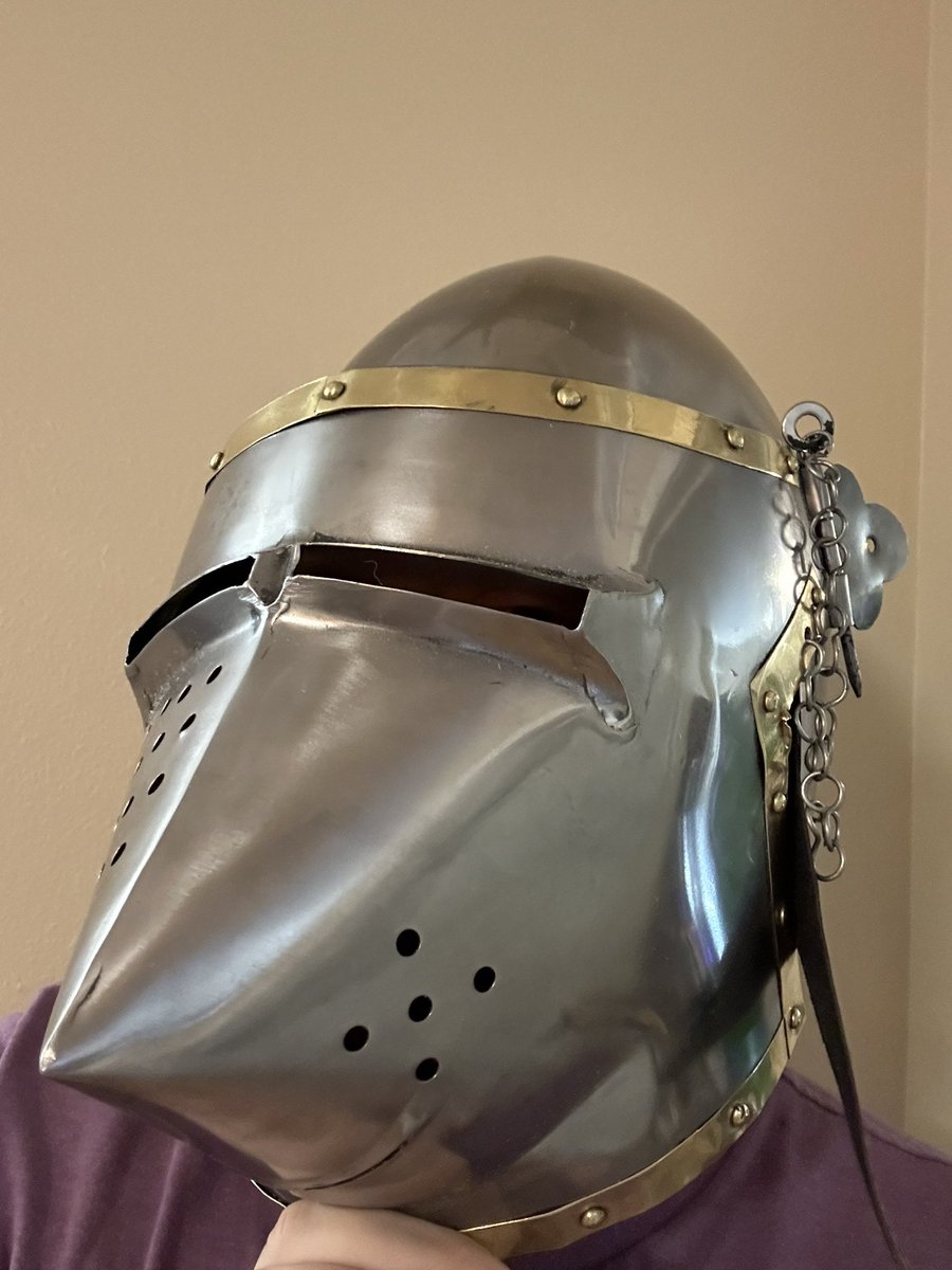 NOO NOOOO THERE IS NO WAY THAT MANOR LORDS JUST SENT A MEDIEVAL HELMET?!? Woooow…. ❤️ ⚔️🛡️🏰 @LordsManor @HoodedHorseInc 👑s