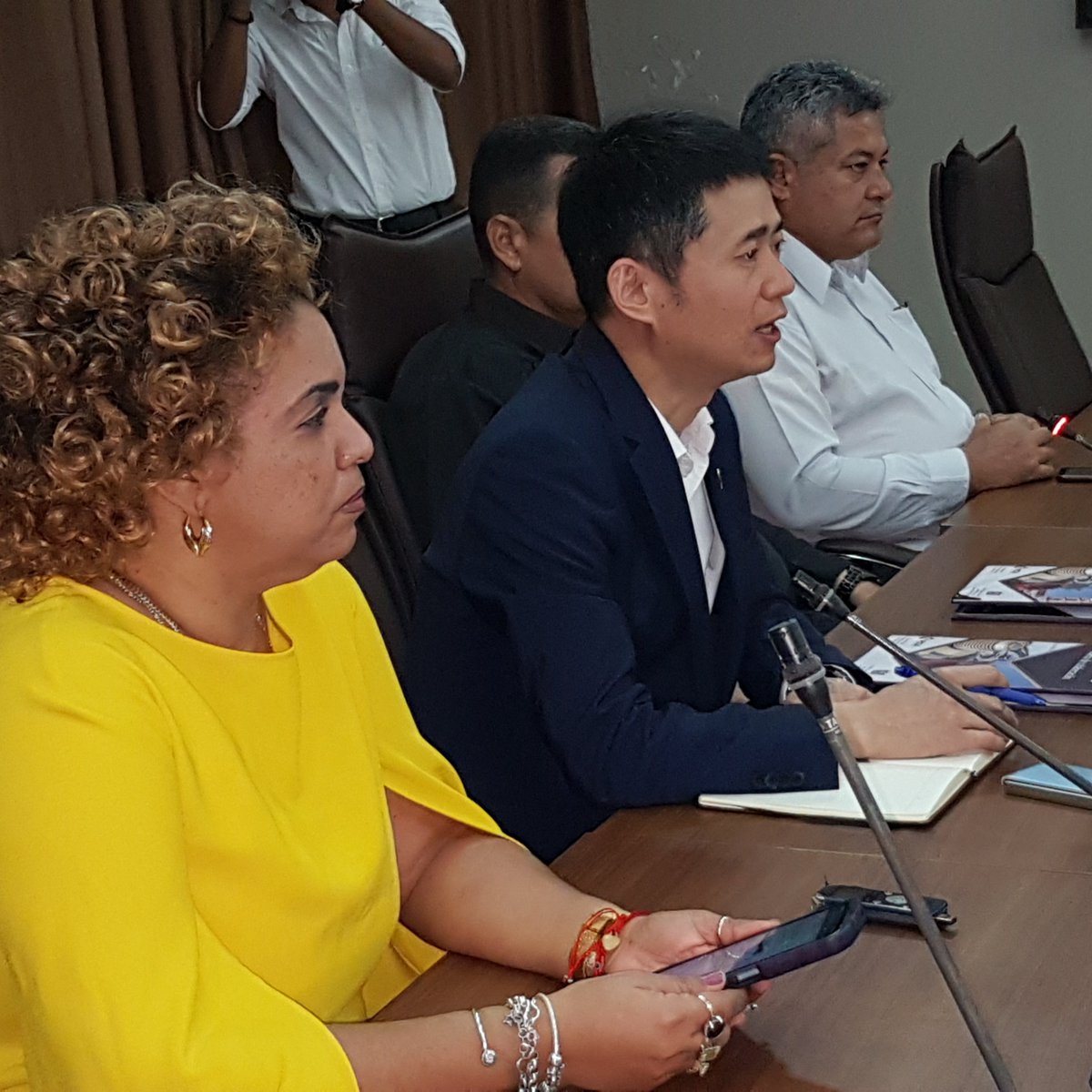 MioPinares's tweet photo. Convenio Parque Industrial China Camagüey, prevé  apertura almacén modalidad In Bond, movimiento eficiente mercancías, firmado también convenio @uc_camaguey desarrollo tecnologías IA y carta intención @UCM_Cmw #PICLA @JorgeSutil2 @YaimyrB @radiorebeldecu @LeonMayedo @josedh5 https://t.co/qrEPImx4q3