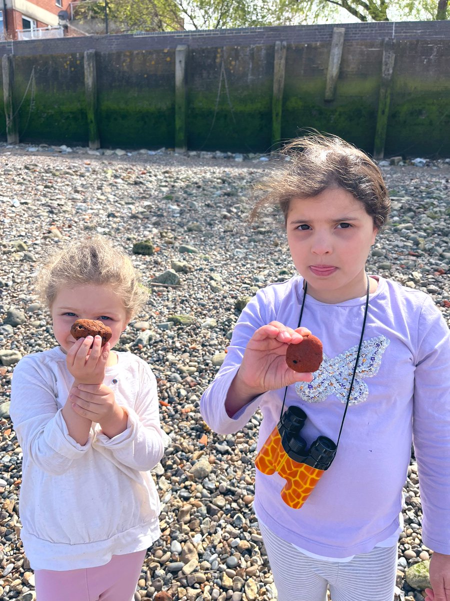 Evie and Martha exploring the material culture of the Rotherhithe foreshore for the latter’s geography homework 🧱