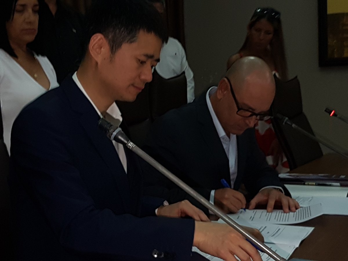 MioPinares's tweet photo. Convenio Parque Industrial China Camagüey, prevé  apertura almacén modalidad In Bond, movimiento eficiente mercancías, firmado también convenio @uc_camaguey desarrollo tecnologías IA y carta intención @UCM_Cmw #PICLA @JorgeSutil2 @YaimyrB @radiorebeldecu @LeonMayedo @josedh5 https://t.co/qrEPImx4q3