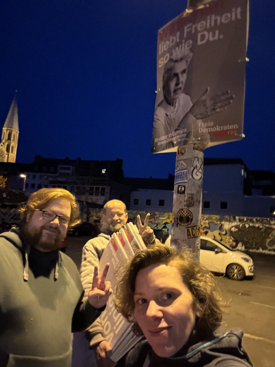 Grüße von der Spätschicht. Endlich mal wieder plakatieren. 💪 mit diesem Superteam einfach gut!  #streitbarinEuropa 🇪🇺✨