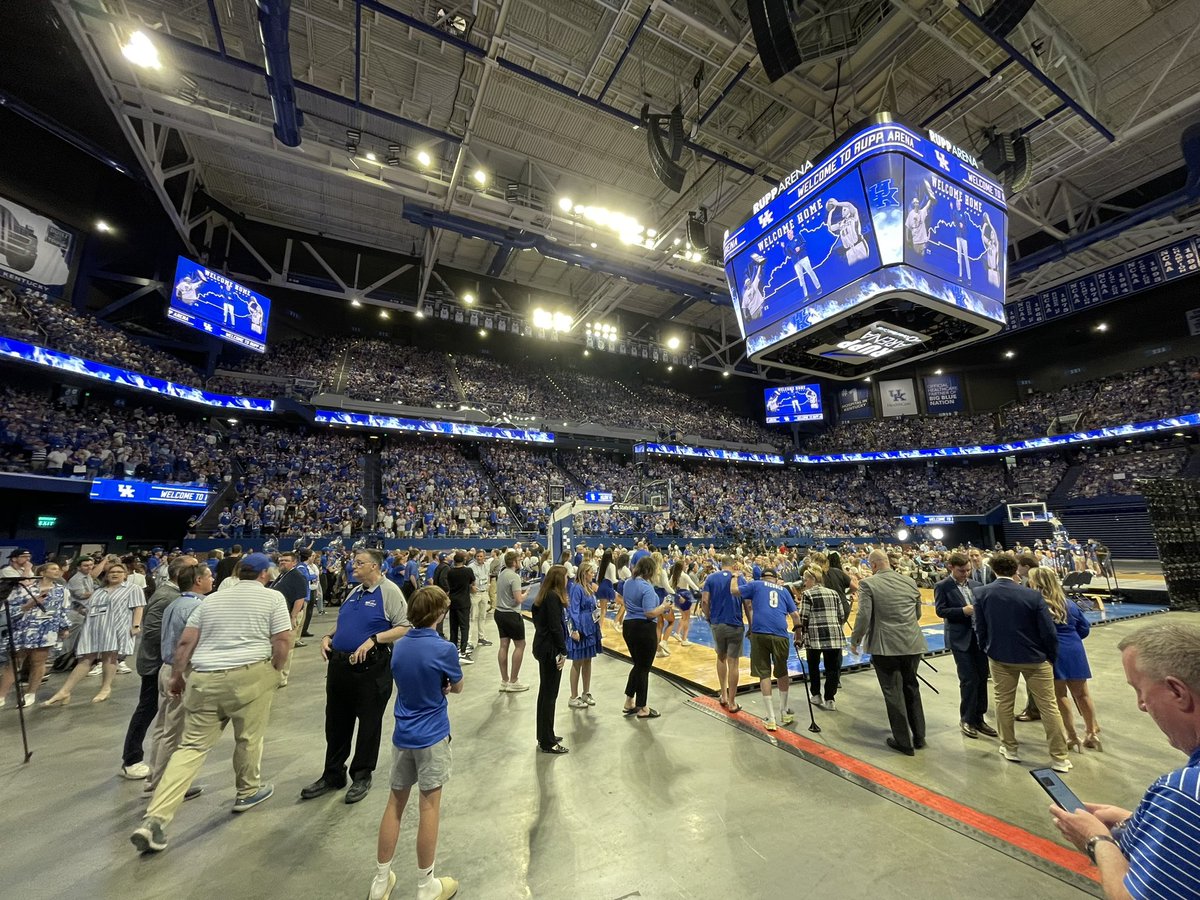TristanUda's tweet image. The Kentucky crowd at Mark Pope’s introductory press conference.

The Arkansas crowd at John Calipari’s press conference.

Kentucky basketball is different.