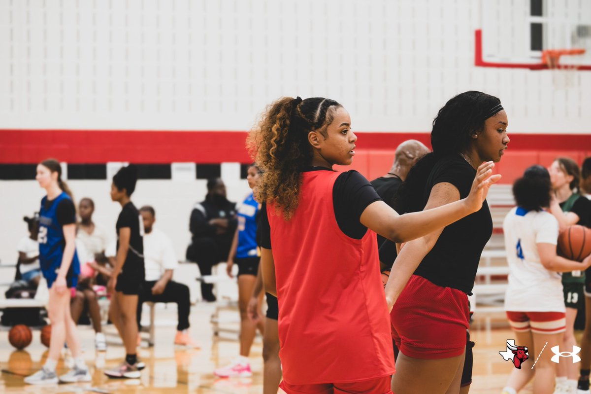 Had a GREAT turnout at our annual Unsigned Senior Open Gym! Competitive pool of athletes that participated, over 25 colleges present and multiple offers given! #Growthegame #Givingback @RecruitTheHill1 @CHLonghorns @cedarhillisd @ChrisHarrisBB