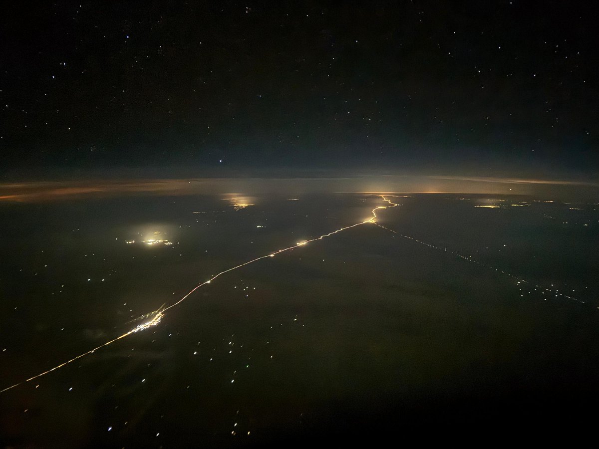 من تصويري للعائدين استعداداً للدوام يوم غد على طريق مكة - الرياض

ويظهر فيها كلاً من الطائف و أم القرى وجده

#الأجواء_السعودية