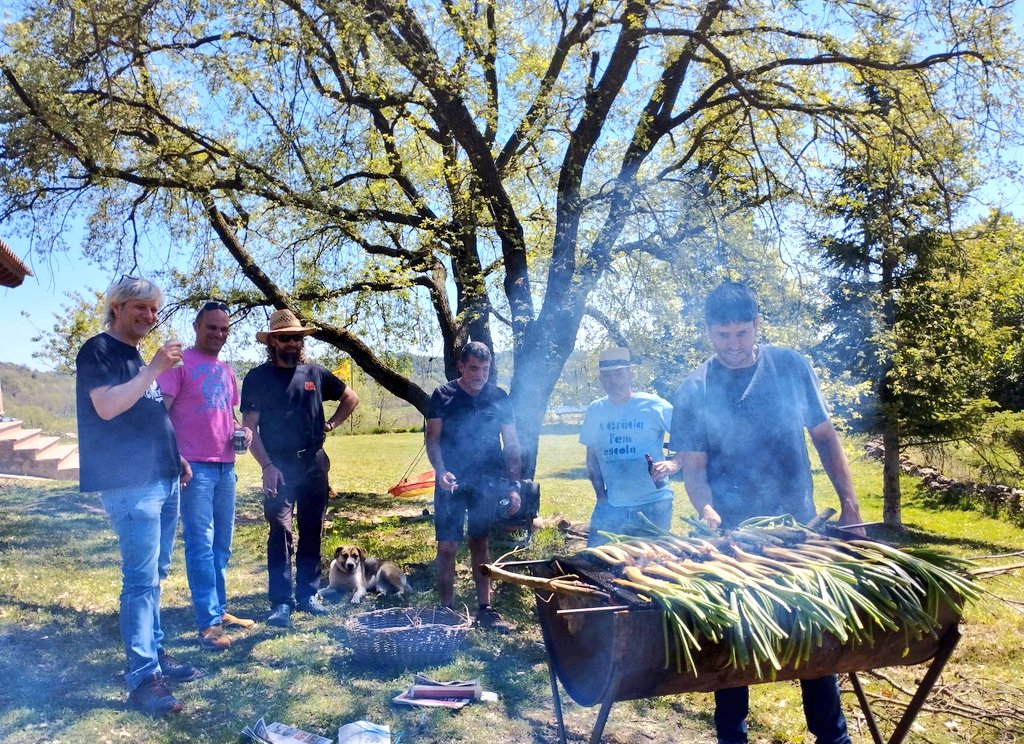 gabiferrador's tweet photo. I un any més, avui hem fet calçotada amb la colla del camping   de #PortDeLaSelva a casa.
#Perafita #Lluçanès https://t.co/YDZAmNYfHl