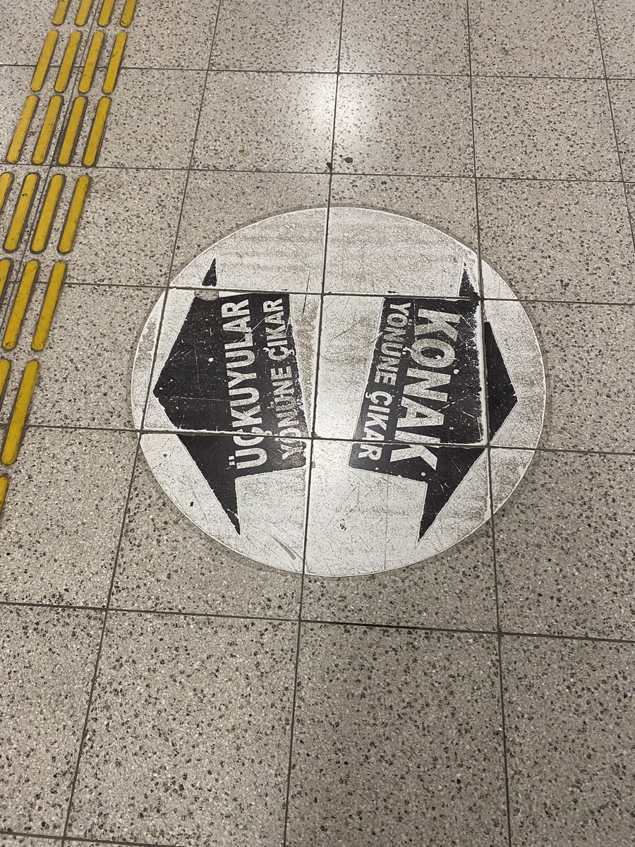 poligon metro istasyonunda bulunan bu işaretçileri ne zaman değiştireceksiniz? insanları yanlış yönlendirmekten başka bir işe yaramıyor @izmirbld @izmirmetro @eshotgm @izmirhim