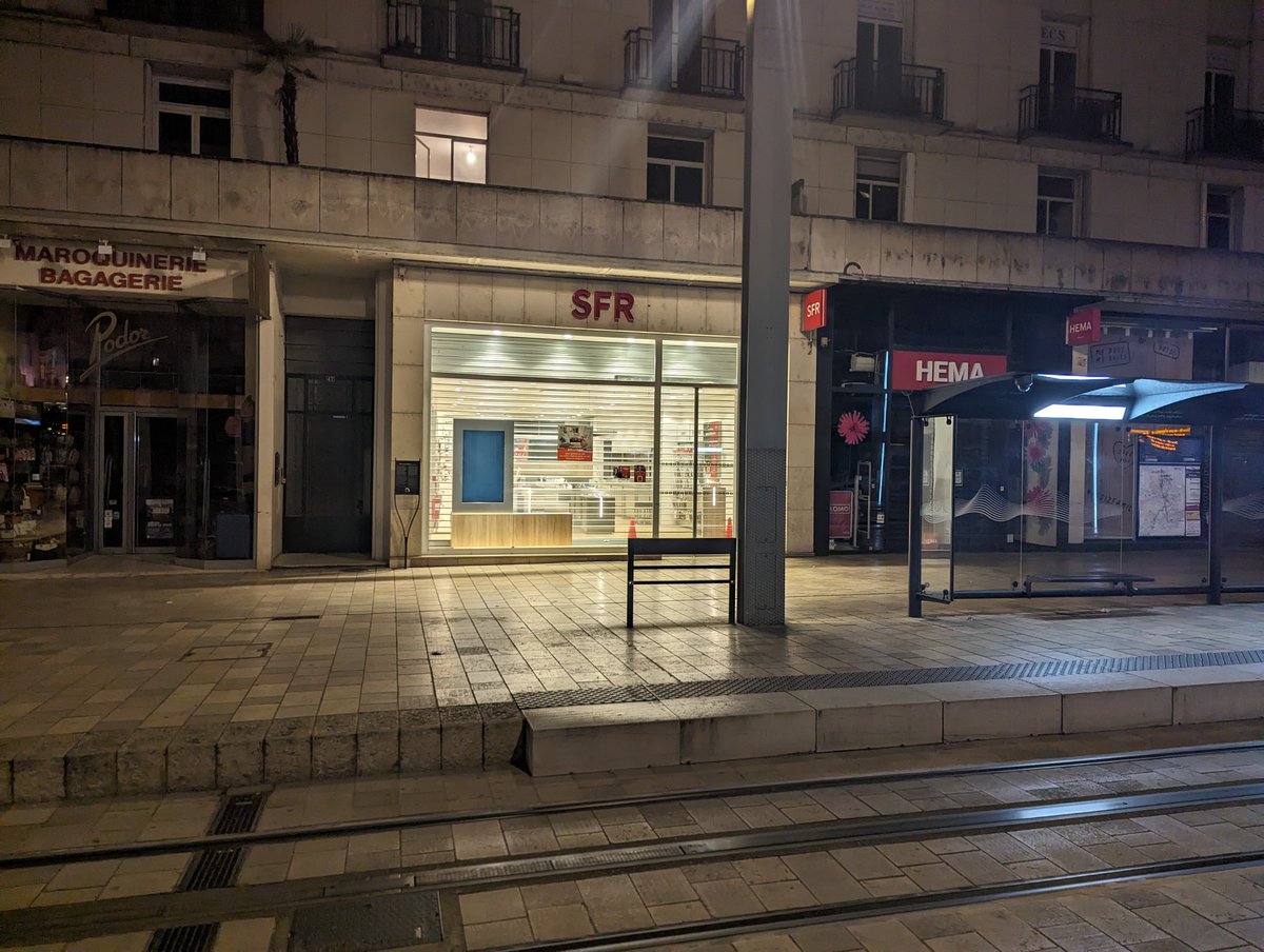Bonjour <a href="/sfr/">SFR</a>

C'est normal que votre boutique de 
<a href="/villedetours/">Ville de Tours</a> soit la seule boutique allumée un dimanche soir à 22h30 ?
