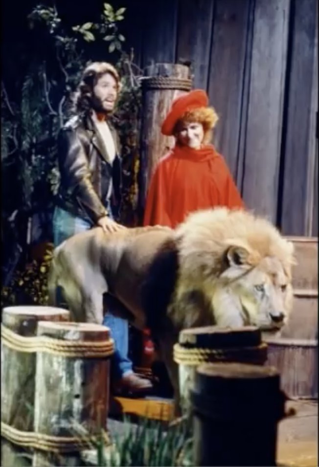Leticia Bradford (played by comedienne @Ruth_A_Buzzi) was a kick! Here she is with Bo and her pet lion, Romulous. So sad when she was killed in Nov. 1983...