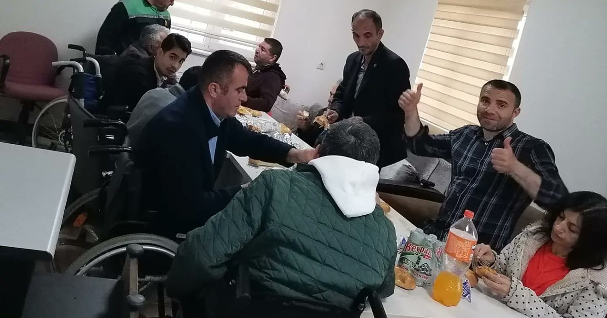 ERKTEKS38's tweet photo. BİZ KOCAMAN BİR AİLEYİZ...🥰

Ramazan Bayram tatilinin son günü (ASOS) derneğimizde arkadaşlarımızla bir araya gelerek bayramlaştık. Hasret giderdik.

En kötü günümüz böyle olsun...

#ASOS
#EREK https://t.co/I0u5ikvdfK
