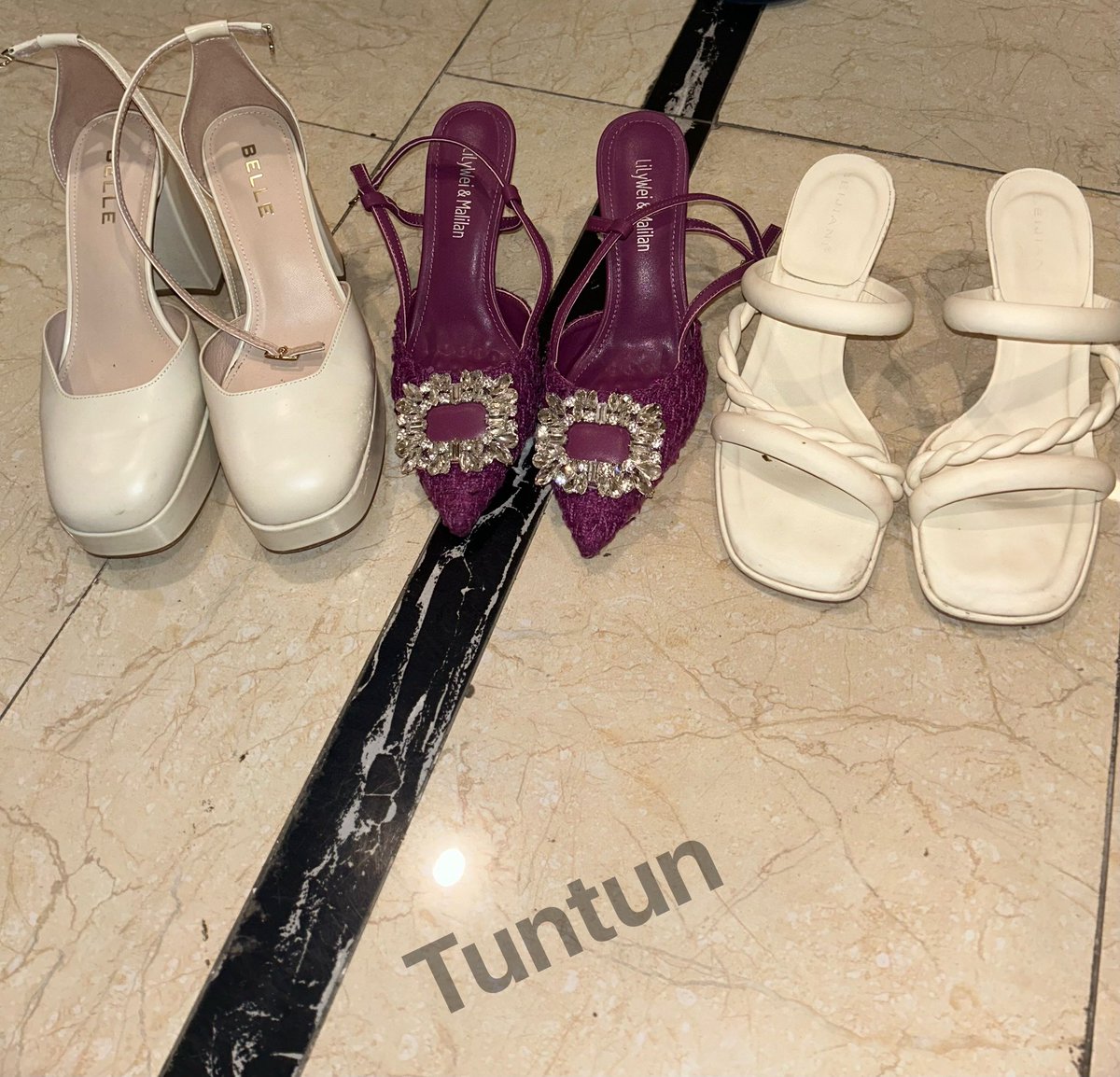TIGRISSO's tweet photo. 深夜睡不着去看看小姐姐的鞋柜，早上去看都没有白色高跟凉鞋，晚上就有了热乎的，不知道是不是她朋友今晚来了，三双骚鞋拿出来一闻全是香味果然美女的脚都不臭，第一次舔鞋香味混着一点酸味真忍不住，不得不说白色套���是真的舒服很快就射了最后摸匀三双，完事舌头咋有点麻。。。 https://t.co/ozqyEpeCiG