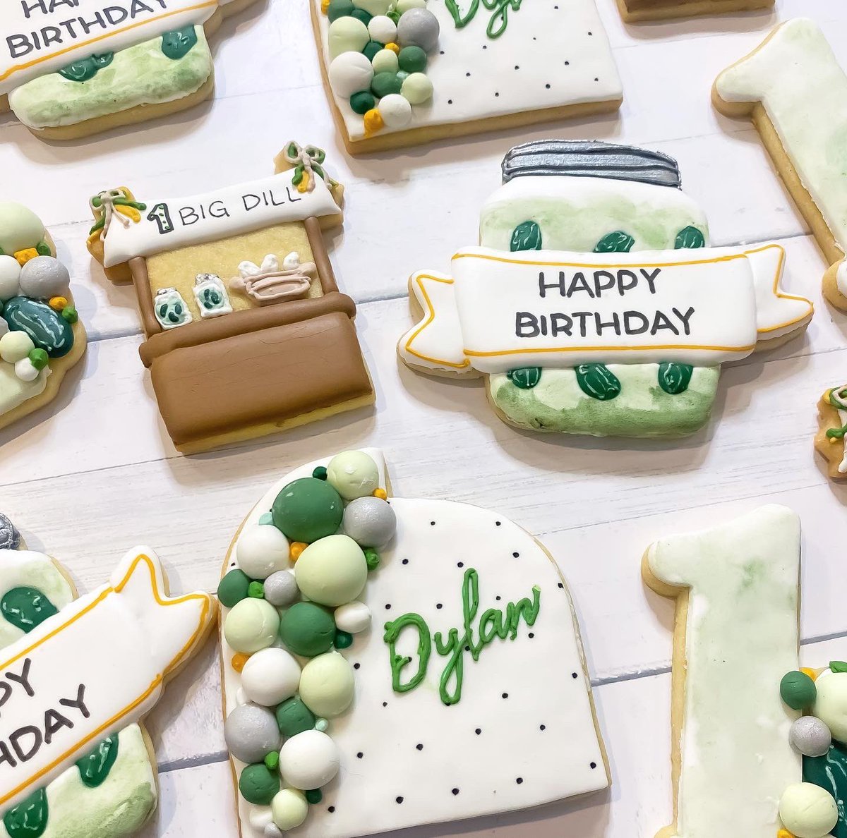 🥒🎉 Celebrating a whole year of adorable milestones with a dill-ightful twist! These pickled cookies custom made for a little one’s 1st birthday bash!#DilliciousBirthday #PicklesAndDill 🥒🎈🍪
. 🍪Hand painted cookies decorated with @satinice fondant.
#customcookies #cookiegram…