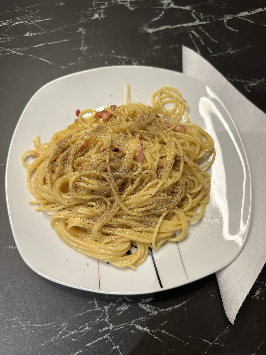 Aprendí en Milán a hacer la auténtica carbonara y ahora no puedo dejar de hacerla JAJAJAJAJA QUE ALGUIEN ME DETENGA POR FAVOR 🤤🤤🤤