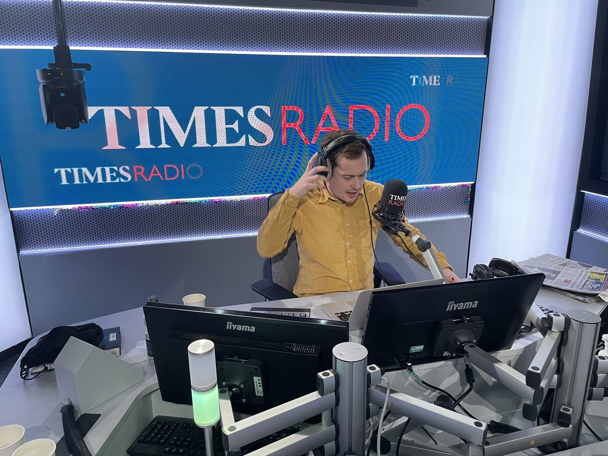 Tonight on my @TimesRadio show: ✅ @Tobias_Ellwood and @aarondmiller2 on Iran and Israel ✅ @matt_dathan on Rwanda ✅ @eliehonig on Trump trial ✅ @nadinebh_, @LucyBeresford and @SarahbaxterSTM on tomorrow's front pages and everything else And plenty of headphone fiddling.