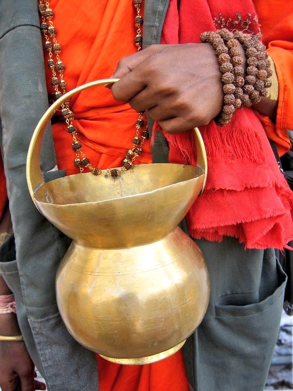 एक साधु महाराज थे, उनका ना कोई आश्रम था, ना धर्मशाला ना कोई ठिकाना। जहाँ रात होती वहीं ठहर जाते और भिक्षा से जो मिलता भगवान का भोग लगाते। वृन्दावन की दो गोपियाँ जिन्होंने कभी भगवान के दर्शन नहीं किये ना कभी मन्दिर गयीं। प्रातः दधि-मक्खन गागर में भरकर ले जातीं, बेचतीं और अपनी…