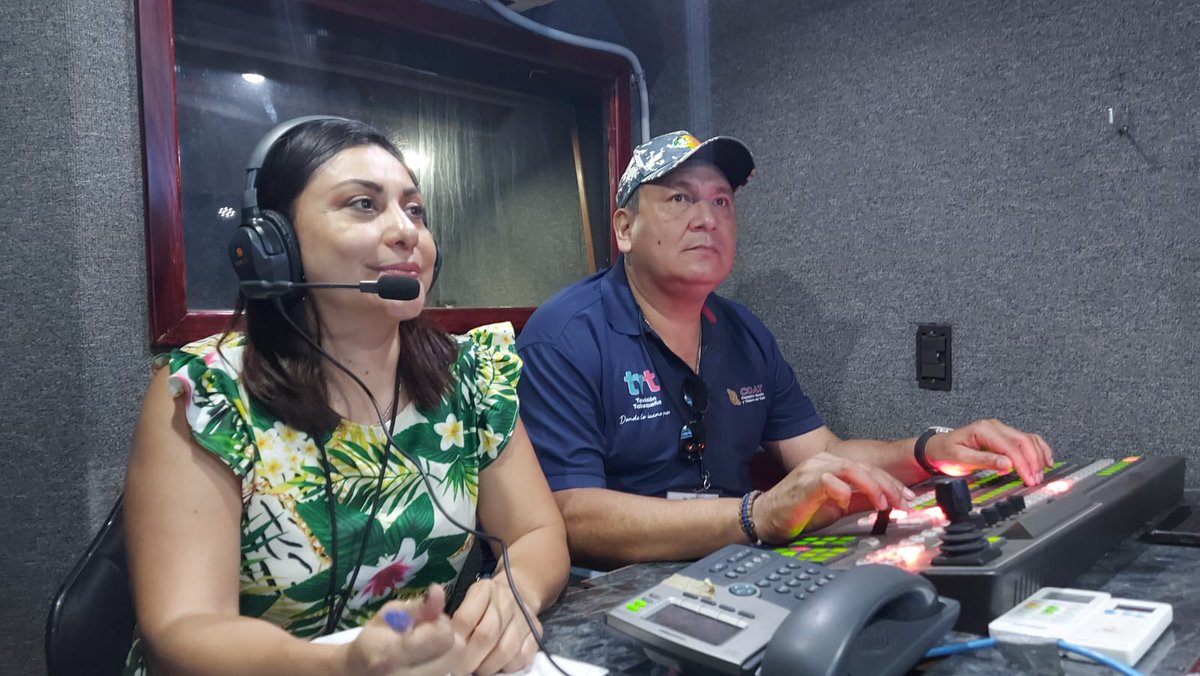 TVTenlinea's tweet photo. #AlMomento 🌺 El Comité Organizador de la @FeriaTabasco_, autoridades, el equipo de @TVTenlinea y #RadioCorat afinan detalles para el evento de mañana lunes, que será la Presentación de las Representantes Municipales en la Máxima Fiesta de los Tabasqueños.

¡No te lo pierdas! https://t.co/s72ZDXE5aQ