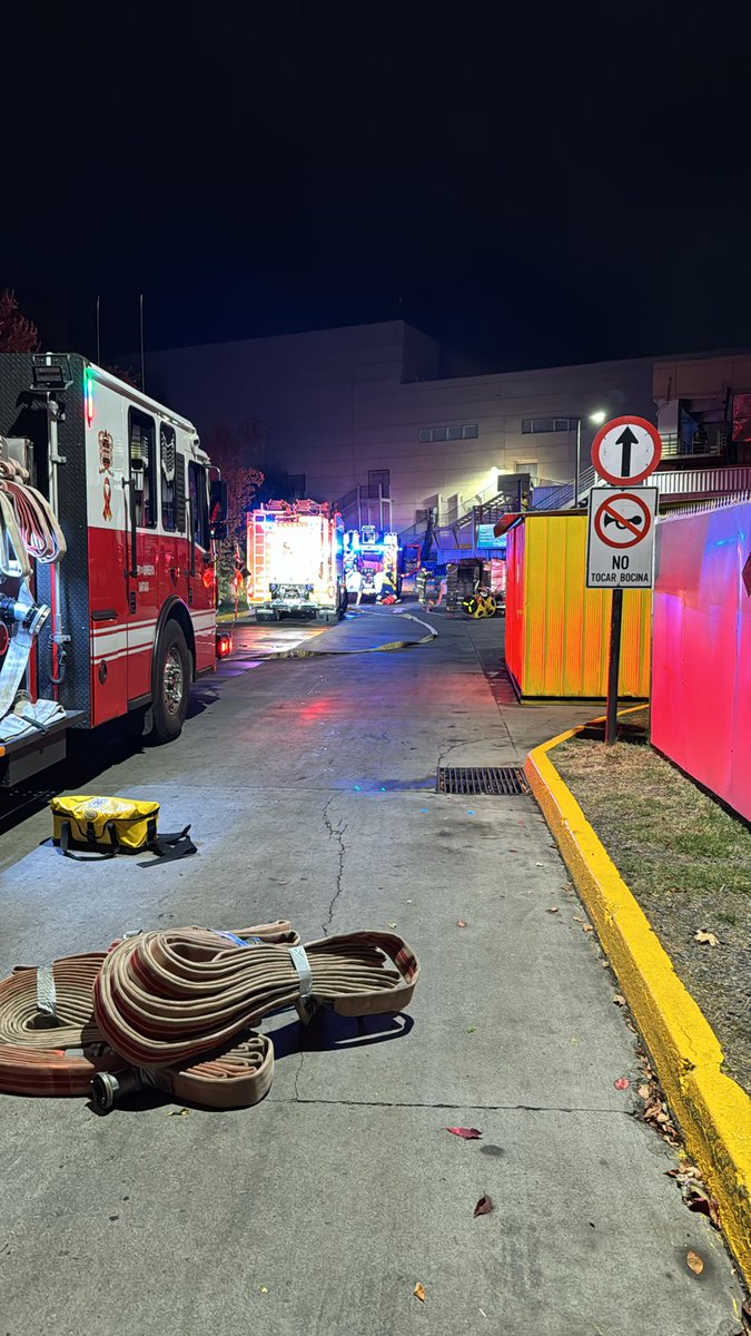 🔴 AHORA: el Cuerpo de Bomberos de Santiago responde con 10 carros de 9 Compañías, ante Alarma de #Incendio, declarada en Av. La Dehesa y Comandante Malbec, #LoBarnechea.
#EmergenciasCBS
#BomberosSantiago