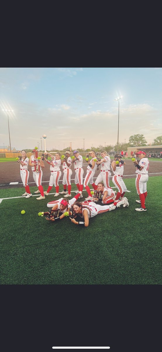 LilianaGar57688's tweet photo. this weekend me and my team played up in 18U and won! 🏆 I had 1 💣 and a triple and multiple more at bats. https://t.co/fJVKtqZwB3