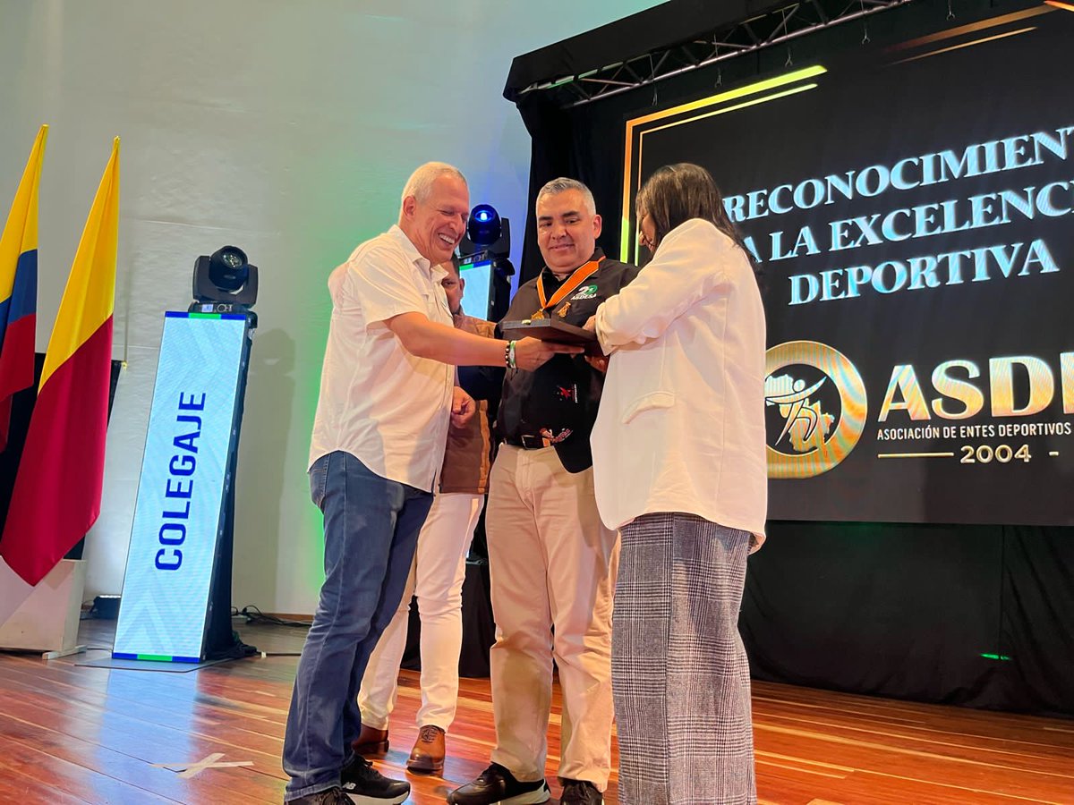(2) JERICÓ
<a href="/alcaldia_jerico/">Alcaldía Jericó Antioquia</a>

Impusimos a ASDESA "Asociación de Entes Deportivos del Suroeste Antioqueño" en sus 20 años, la Orden del Congreso.

Merecido reconocimiento a una entidad presente en cada mpio de la subregión construyendo tejido social.

Sab 13 Abr 👇