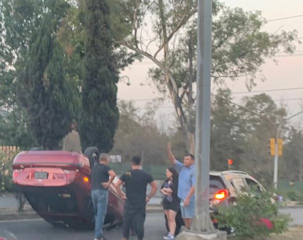 EnlaceTAguilas's tweet photo. ⚠️⚠️ #PrecauciónVial tenemos auto volteado sobre Rómulo O’Farril. Ya están los servicios de emergencia en el lugar. Gracias @OVIALCDMX y @SSC_CDMX #SectorAlpes @Bomberos_CDMX y #BlindarAO @AlcaldiaAO por el apoyo. @PORLASAGUILAS @En_LasAguilas https://t.co/ryQOC8dOln