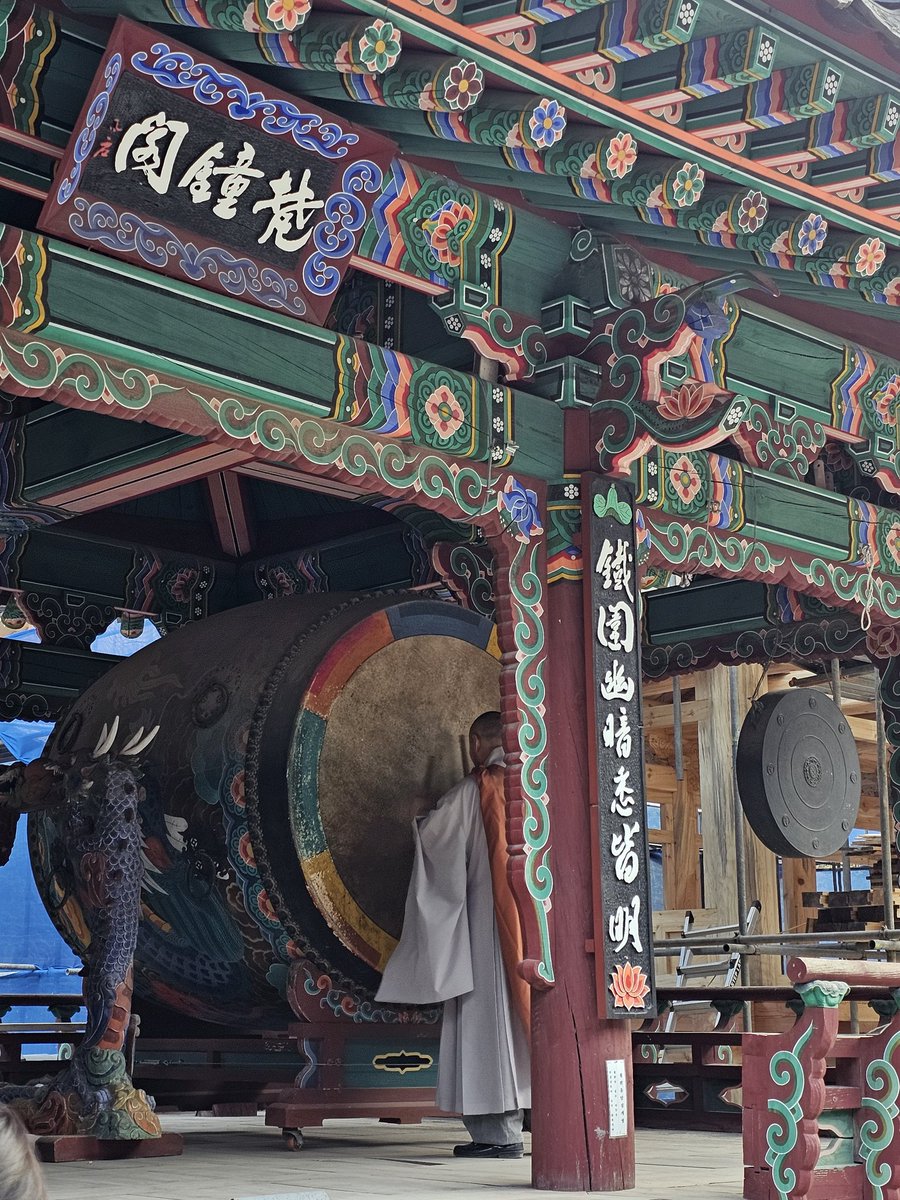 Do_YaJi's tweet photo. 동해 '삼화사'로 1박 템플스테이를 다녀왔음
무릉계곡이 바로 앞에 있는 만큼 깨끗한 물과 공기로 힐링하고 108배도 하고 타종도 치고 해돋이도 다 즐기고 왔다

스님에게 차를 대접받아 차담을 나누는데 혹시 주변에 일하실 분 있는지 여쭤보더라.
숙식제공이며 컴퓨터를 사용할 줄 알며 급여는 https://t.co/mseluSQJwq