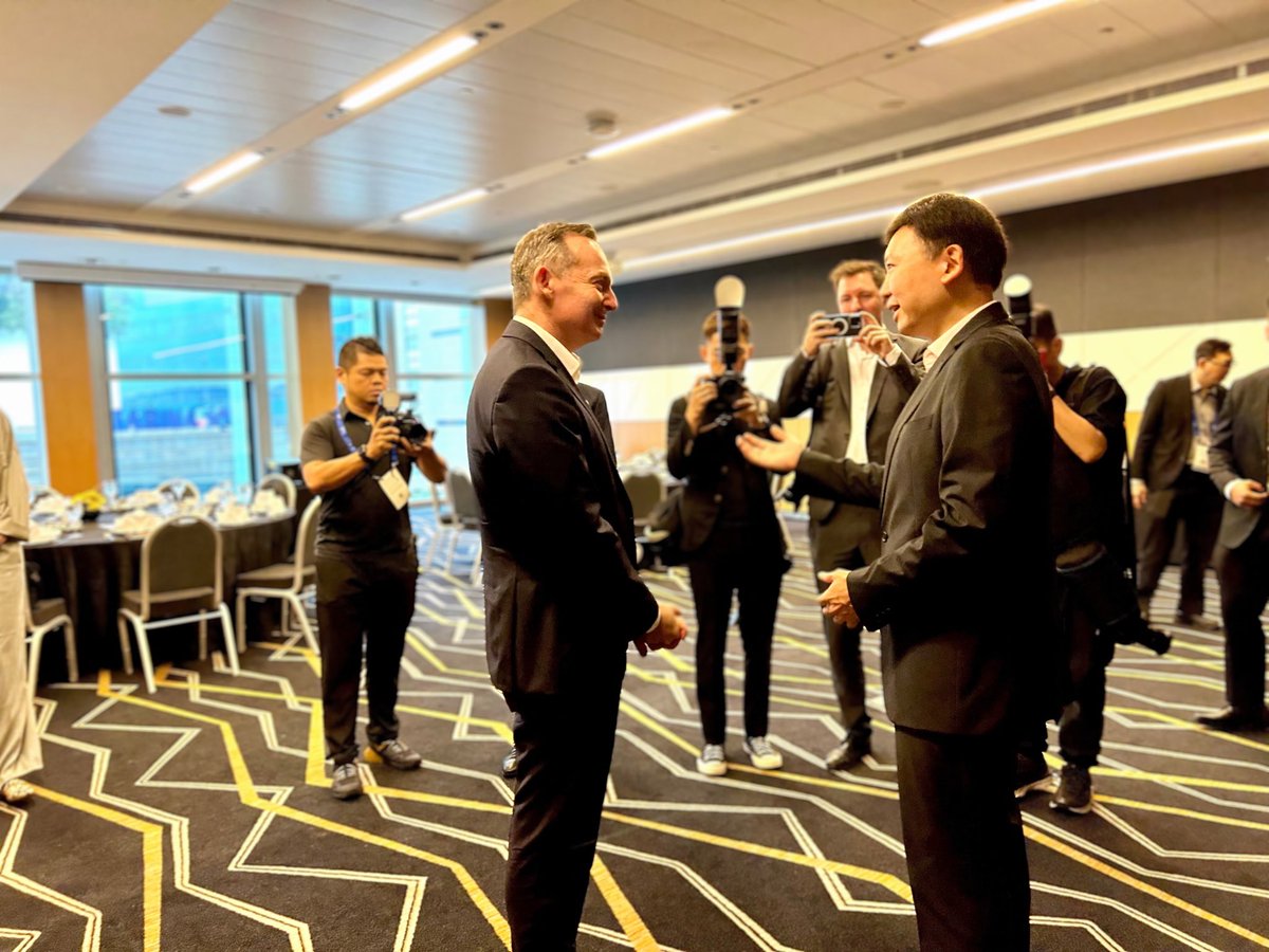 Banding together with core partners to reshape #SupplyChains in a time of heightened tensions. #Maritime routes are the backbone of int'l trade, with #Singapore at the core. 📸 German Digital&Transport Minister @Wissing in 🇸🇬SG with Transport Minister Chee Hong Tat @bmdv (tb)