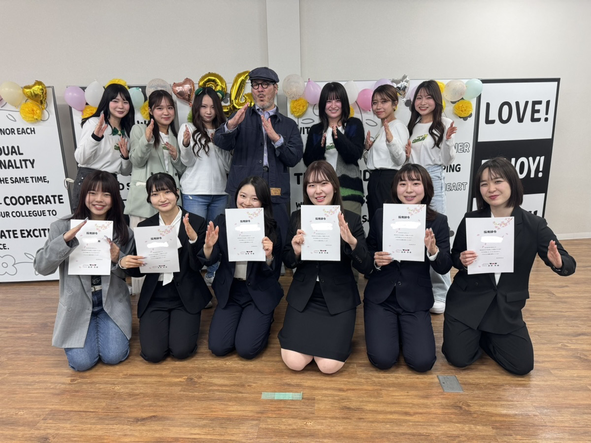 TAT_JINJI's tweet photo. 💐2024年入社式🎈
4月1日に新入社員が6名入社してくれました🥰これからネイル業界を一緒に盛り上げていきましょう！

TATでは1つ上の社員が内定式と入社式の企画運営してくれていて、これもTATの文化の1つになっています☀️23入社のみんな、忙しい中企画ありがとう���
#入社式 #専門商社 #新入社員 https://t.co/vm4iuNQlM3