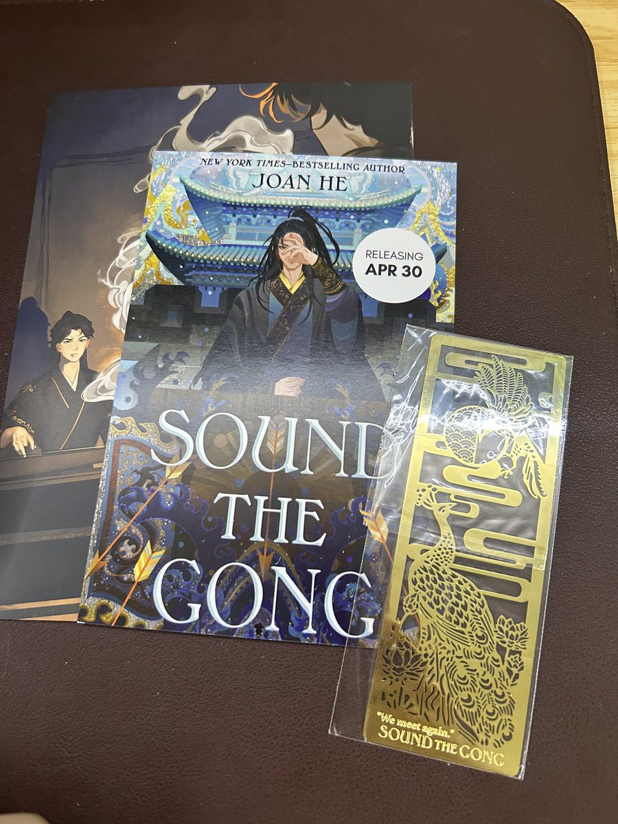 novelsandpanda's tweet photo. Been sick for the last 3 days and this came in the mail this morning… my pre-order swag for Sound the Gong 🥹😭

#StrikeTheZither #STZ #SoundTheGong #STG #JoanHe @joanhewrites https://t.co/Ch3Gw5vAW8