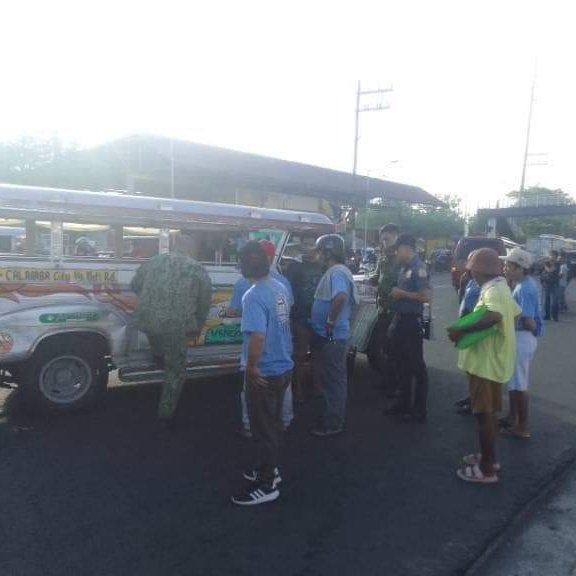 AnakbayanLaguna's tweet image. ALERT | Hinaras ng PNP San Pedro ang mga drayber at kasamahan sa strike center sa San Pedro City, Laguna, ngayong unang araw ng tigil-pasada.

#NoToJeepneyPhaseout
#NoToFranchiseConsolidation
#NoToPUVModernizationProgram