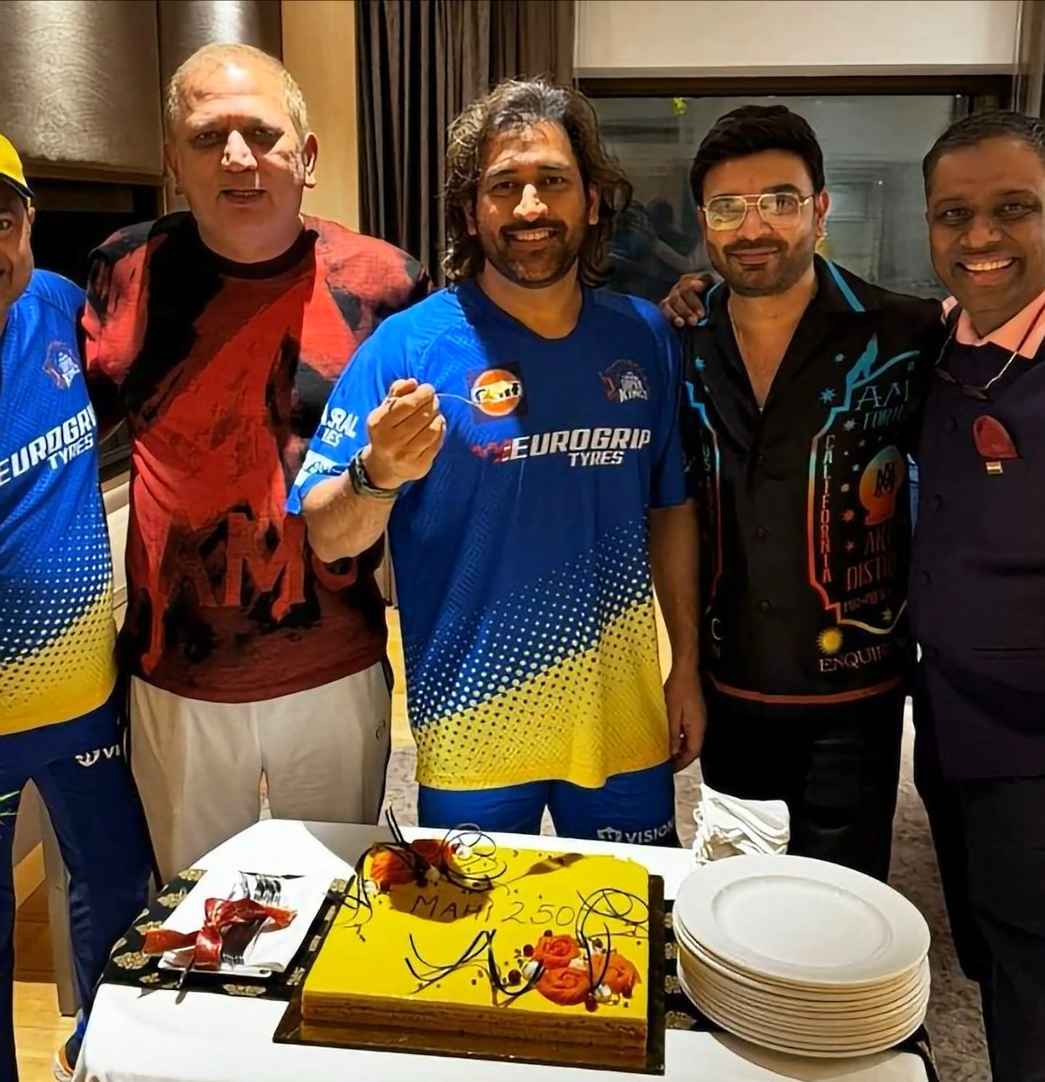 A special cake for MS Dhoni's 250th match for CSK. ⭐ - Thala, the face of IPL.....!!!!!