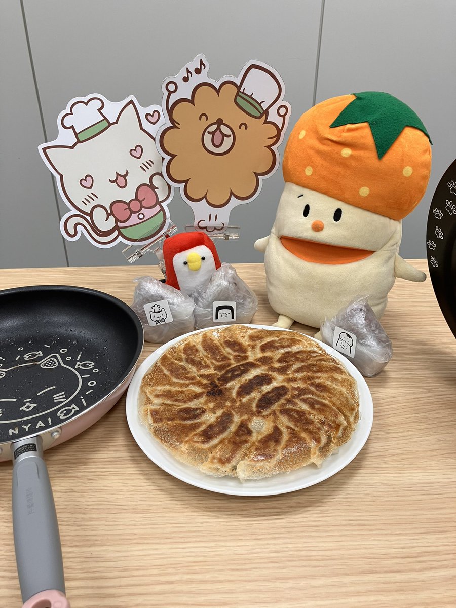 🍊＆🐈「お邪魔しまーーす！！」 🥟「ようこそ！！！」 先日、オレンヂくんと味の素冷凍食品さんにお邪魔しました！🍳🥟✨ 推しのにゃんこれシリーズで焼いてもらいました(^-^)/美しい〜！