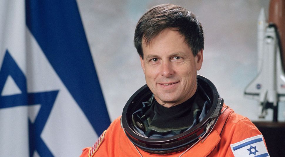 If you are watching CNN Special on the #Columbia, remember Ilan Ramon. I was on duty at IDF SPOX and asked to a write a statement on his tragic death. I couldn't. 😥 #Israel #Jewish #Columbia #IlanRamon #Space #NASA