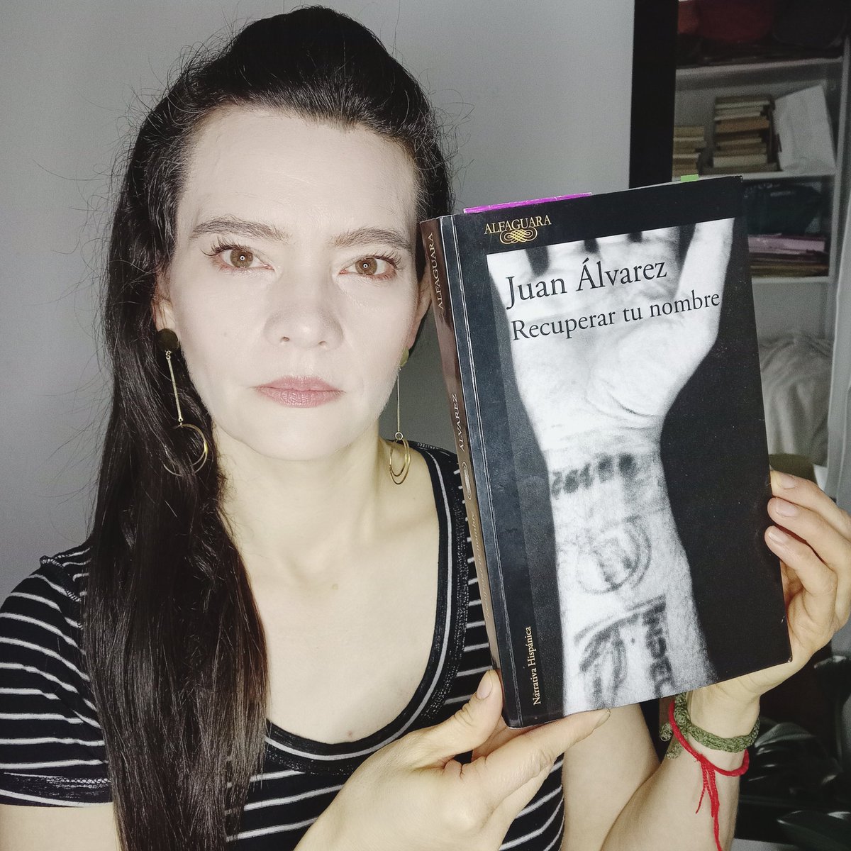 angieliterata's tweet photo. ¿De qué trata, en realidad, el #libro ' Recuperar tu nombre'? 📖 ¿Es una novela, una crónica, un reportaje de investigación o un ensayo? 
Ese es nuestro #librorecomendado en @vibra.fm con @leonardourregom 📚🎙️📻🎧 https://t.co/qbW26sRruS