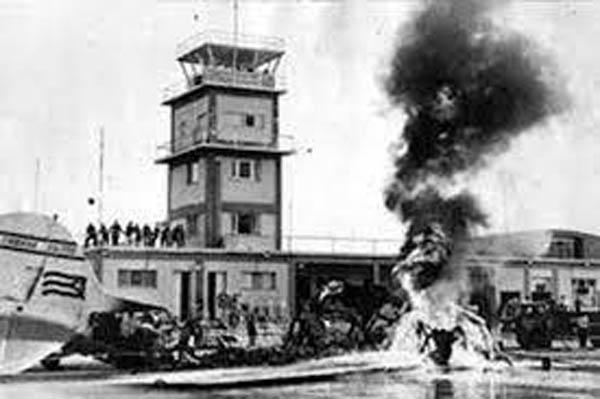 El 15 de abril de 1961, aviones con la insignia de la naciente Fuerza Aérea Cubana y pilotados por mercenarios bombardean los aeropuertos de Ciudad Libertad, San Antonio de los Baños, y Santiago de #Cuba. #TenemosMemoria #MujeresEnRevolución