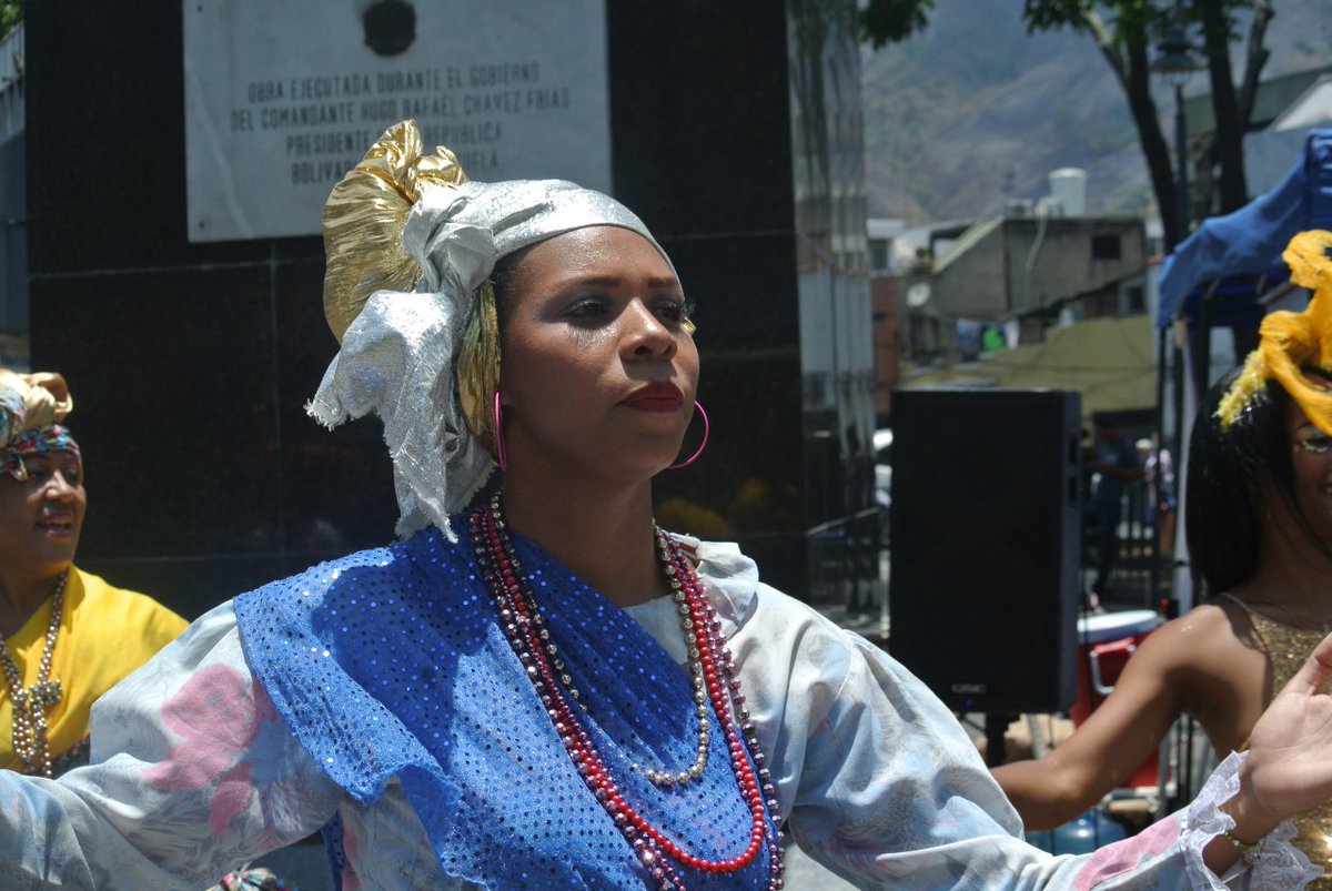 #FelizNoche | Hermoso pasacalle engalanó  la jornada de registro en la Gran Misión Viva Venezuela en la Plaza sucre de Catia. 

#14Abril
#VivaVenzuela 
#DaleConMaduro