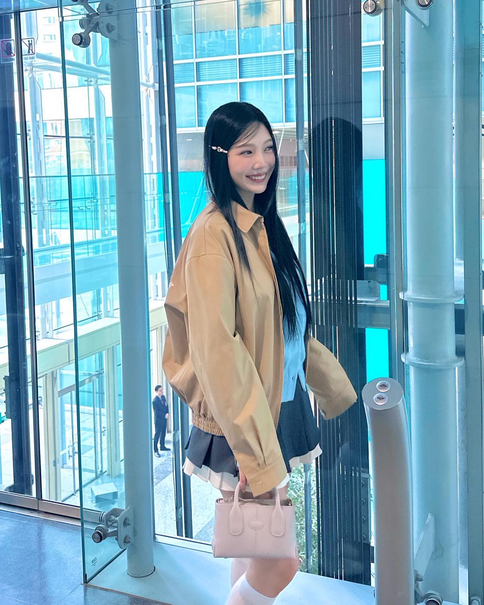 This embodies a harmonious blend of urban splendor and chic elegance, a true masterpiece that captures the essence of modern luxury. 🤎💙