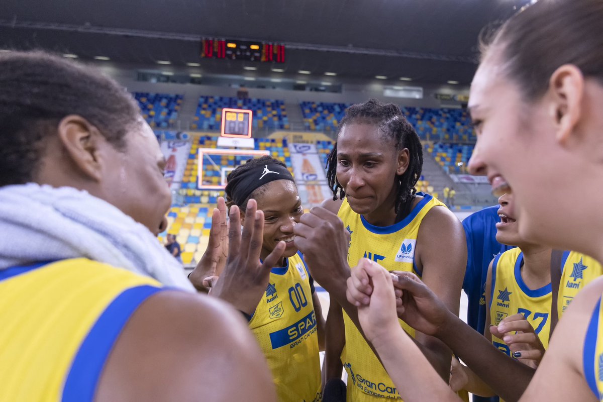 cbislascanarias's tweet photo. Leyenda - Las íbamos a guardar. Pero la vida sin emociones no es vida. Ahí están las dos fotos de José de Haro. El SPAR se ganaba seguir en la lucha y una campeona irrepetible lloraba. Astou, grande. Y punto. https://t.co/cW96YNhHEE
