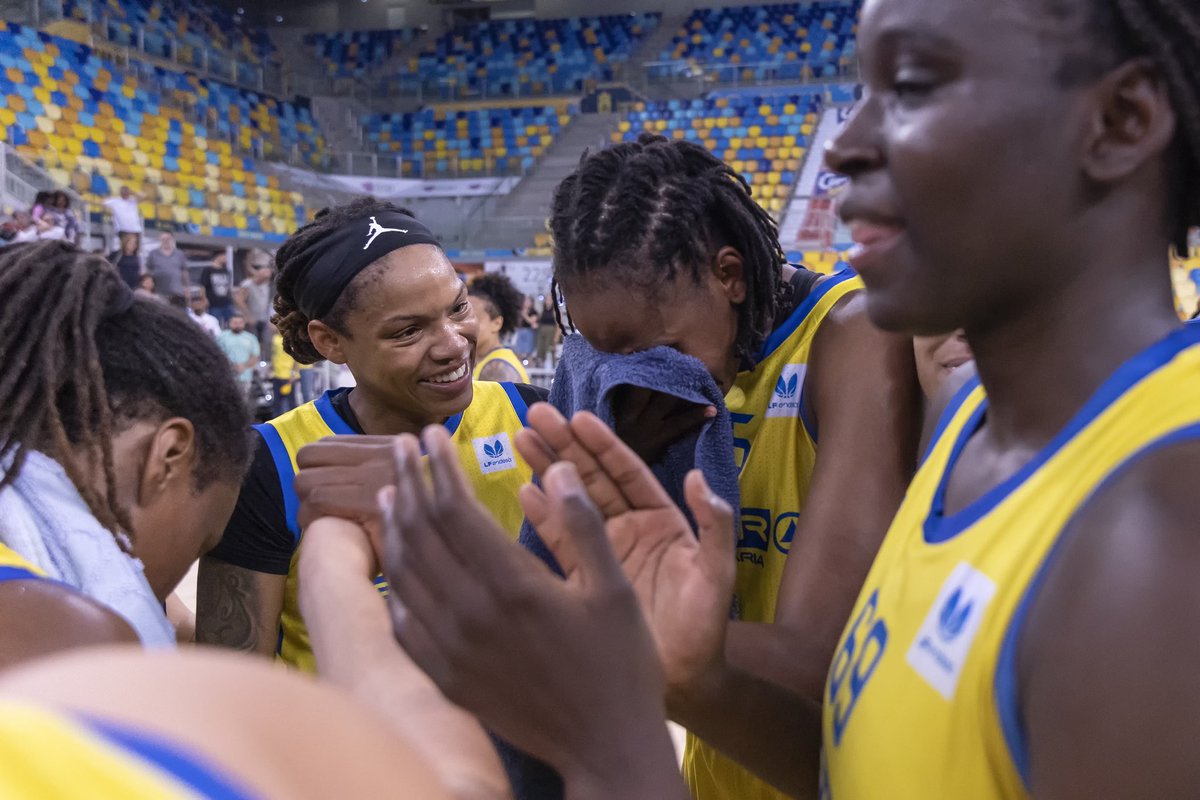 cbislascanarias's tweet photo. Leyenda - Las íbamos a guardar. Pero la vida sin emociones no es vida. Ahí están las dos fotos de José de Haro. El SPAR se ganaba seguir en la lucha y una campeona irrepetible lloraba. Astou, grande. Y punto. https://t.co/cW96YNhHEE