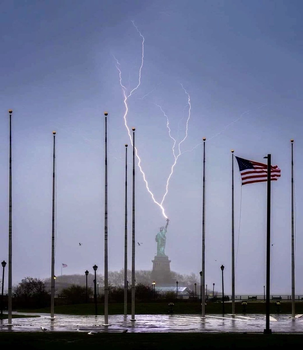 NewAtlantis_9's tweet photo. On April 3rd, enough anomaly was cleared that true Light was finally anchored on the physical plane in #Sedona for about 20 minutes, after many decades. At the very exact same moment, lightning stroke the #StatueOfLiberty in New York, a very clear sign of the #VictoryOfTheLight: https://t.co/sSDBT2rB4F