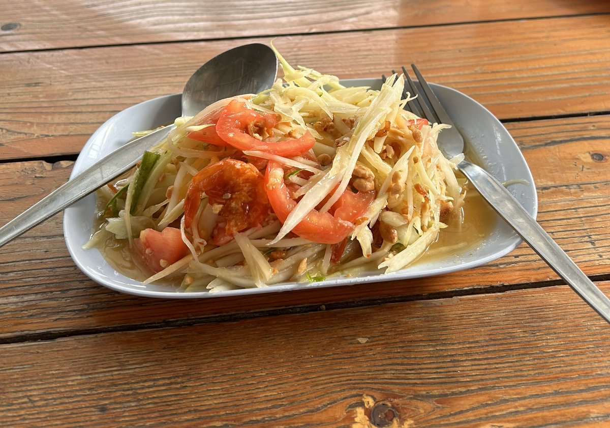 Thai omelette and somtam for breakfast, delicious 😋 #Thailand #Thaifood