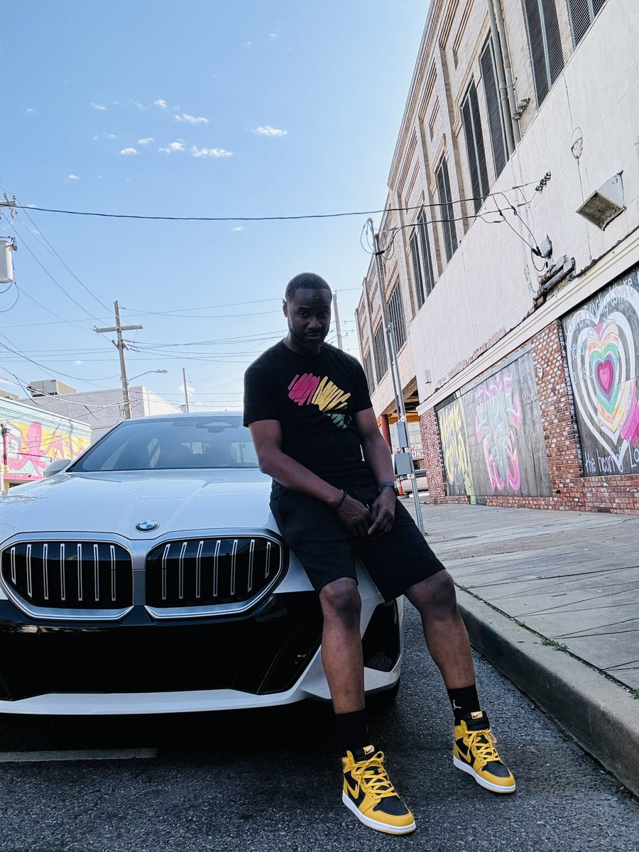 soulstar1891's tweet photo. Finally outside for a change instead of working .
#BMW #TheUltimateDrivingMachine #Jordans1s https://t.co/vSjeN0KgLi
