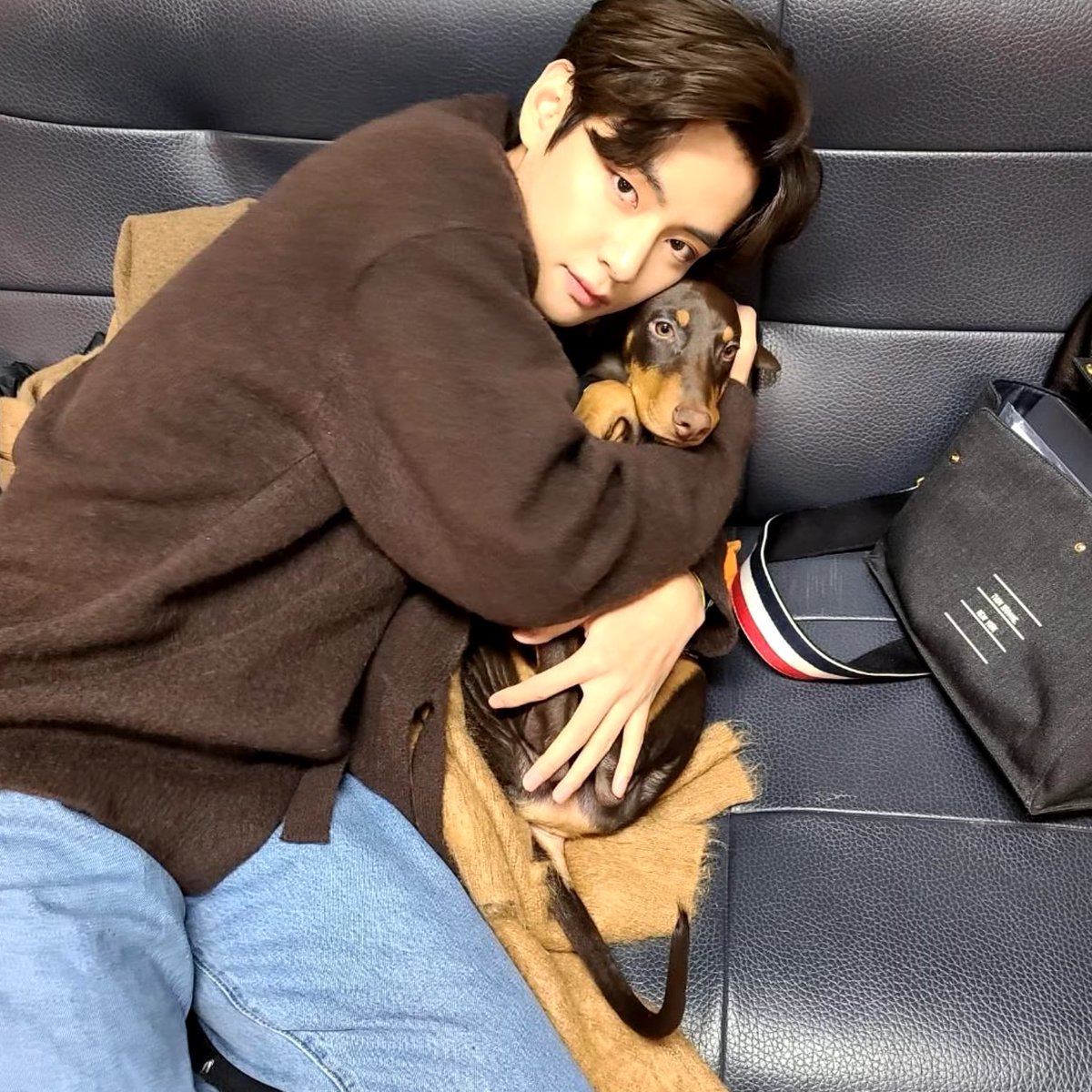 WORLDMUSICAWARD's tweet photo. #JeonBam breaks record for Fastest Pet IG Account to reach 1 MILLION followers (4hours) and #KimTaehyung holds record for Fastest IG Account to reach 1M+ followers (43min)! 👏❤️‍🔥 https://t.co/WsecUBhwko