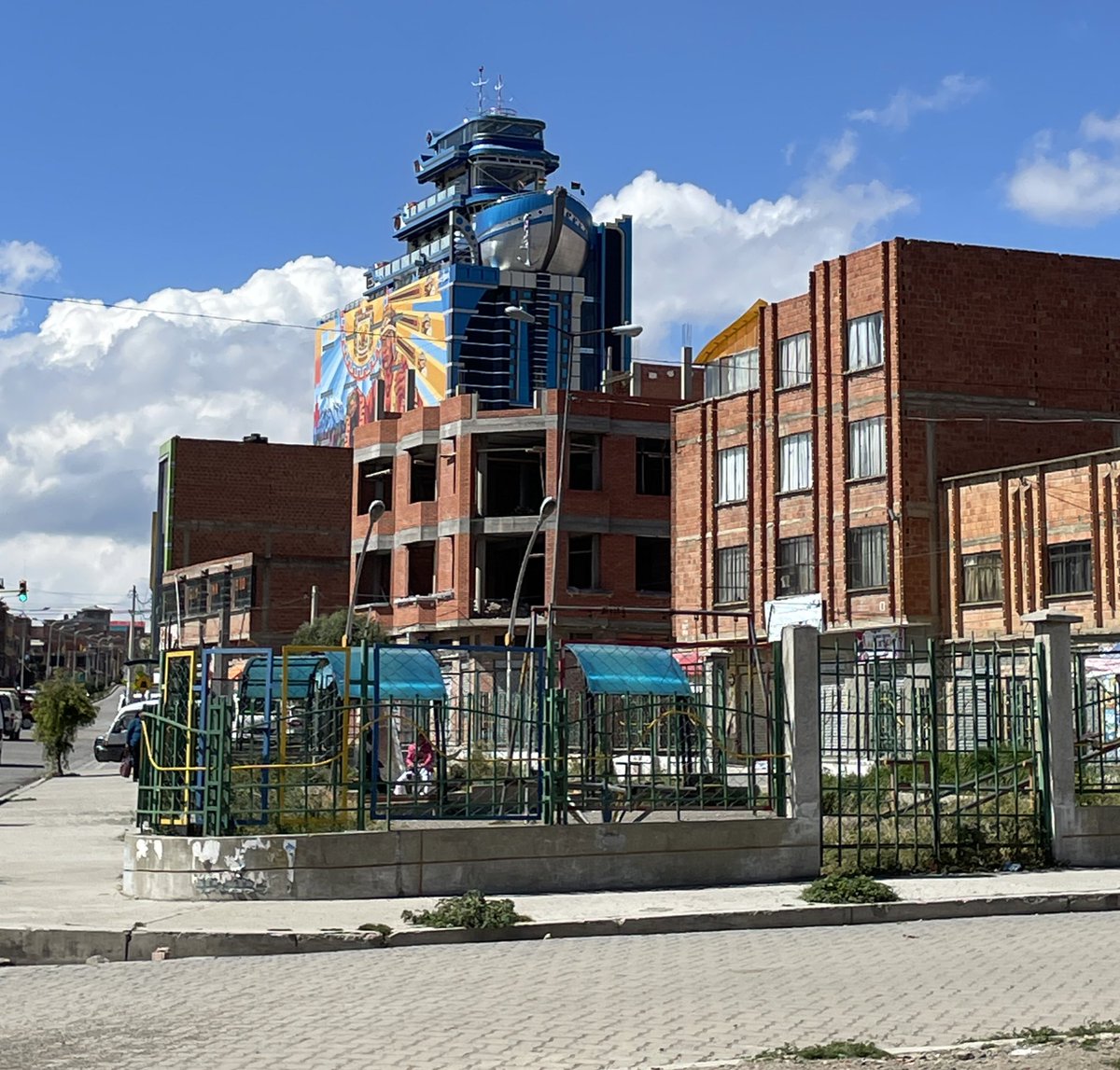 The new Titanic Cholet in El Alto, ‘el crucero de Los Andes’ , designed by superstar Freddy Mamani is ….. quite something 🛥️⚓️